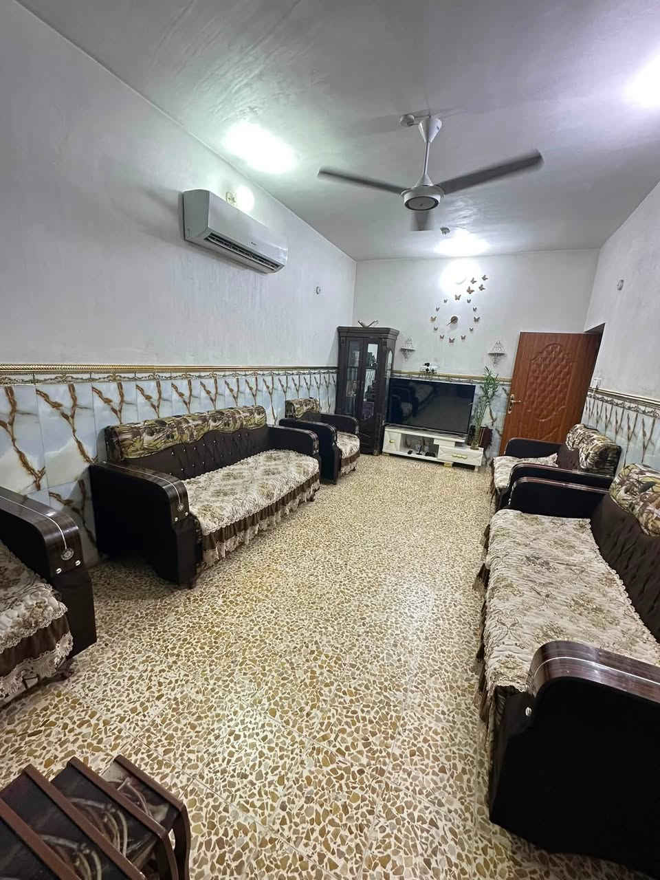 السلام عليكم اخوان بيت بالمشتل للبيع مساحة ١٣٥ يحتوي طابقين الطابق الأول يحتوي كراج واستقبال و غرفه ومطبخ و حمامات ٢ ومنور و الطابق الثاني غرفتين وغرفه سويت و ٢ بلكونات بناء حديث للتواصل على الرقم
***********
او تواصل خاص على الصفحه
وبي مجال للشراي
