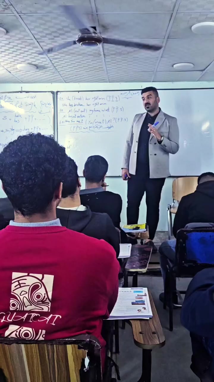 🎥 يوميات الأستاذ مصطفى العبيدي – كروب الولد 📘✨
اليوم الأجواء كانت مليانة تركيز… الأستاذ مصطفى واقف يشرح بهدوءه المعتاد، يرتّب الفكرة ويقربها خطوة بخطوة حتى توصل واضحة بدون تعقيد.
كروب الولد متفاعلين، أسئلة سريعة وأجوبة بثقة، والدرس ماشي بسلاسة وحماس 🔥
جو دراسة مرتب، متابعة دقيقة، وطاقة إيجابية تخلي المادة تنفهم صح وتثبت 🌟
📍 معهد جلنار الأهلي – الكريعات / القصور
📞 *********** – ***********
🚌 خط نقل خاص: ***********
