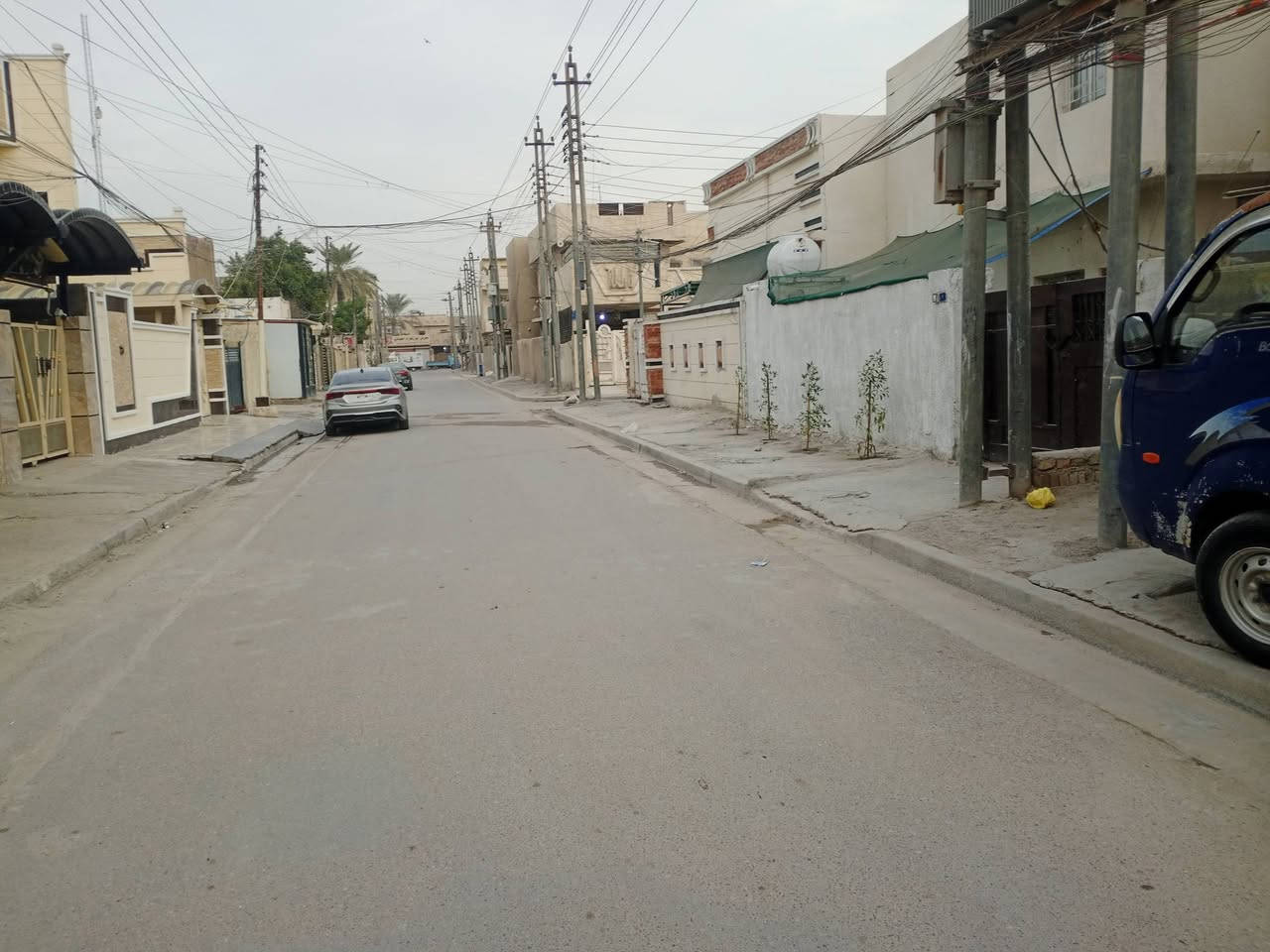 السلام عليكم ، بيت للبيع مساحة ٩٠ متر بالسند واقع حال ١٠٠ متر طابقين 

الموقع ابودشير منطقة الالف مبين موقعة بالصور قريب علة كل الخدمات

الطابق الاول ، غرفة واستقبال ومطبخ وحمام وترك وطرمة صغيرة 

الطابق الثاني ، غرفتين و بيتونة وسطح اول وثاني 

متواجد عل رقم للاستفسار 

***********
