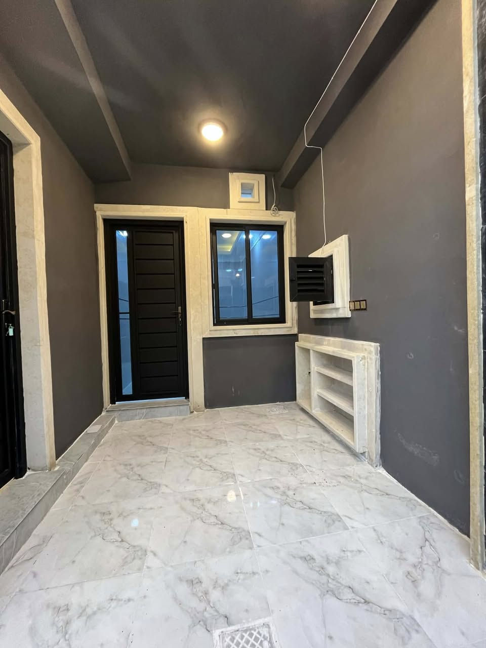 🏡 دار للبيع في حي السماح – الأساتذة  

🔹 المساحة: 160 متر  
🔹 الواجهة: 11 متر  
🔹 البناء: حديث – سند طابو زهور (شرط تحويل)  
🔹 مكوّن من طابقين  

الطابق الأرضي:  
كراج + هول + استقبال + مطبخ + غرفتين نوم (سويت) + صحيات  

الطابق الثاني:  
4 غرف نوم (منها غرفة سويت) + هول + صحيات + بيتونة + سطح كاشي  

📞 للاستفسار والاتصال:  
***********  
***********  

📍 عنوان المكتب: حي البكر سايدين الكنيسة مجاور معهد النجاح  
عقارات أرض الملوك
