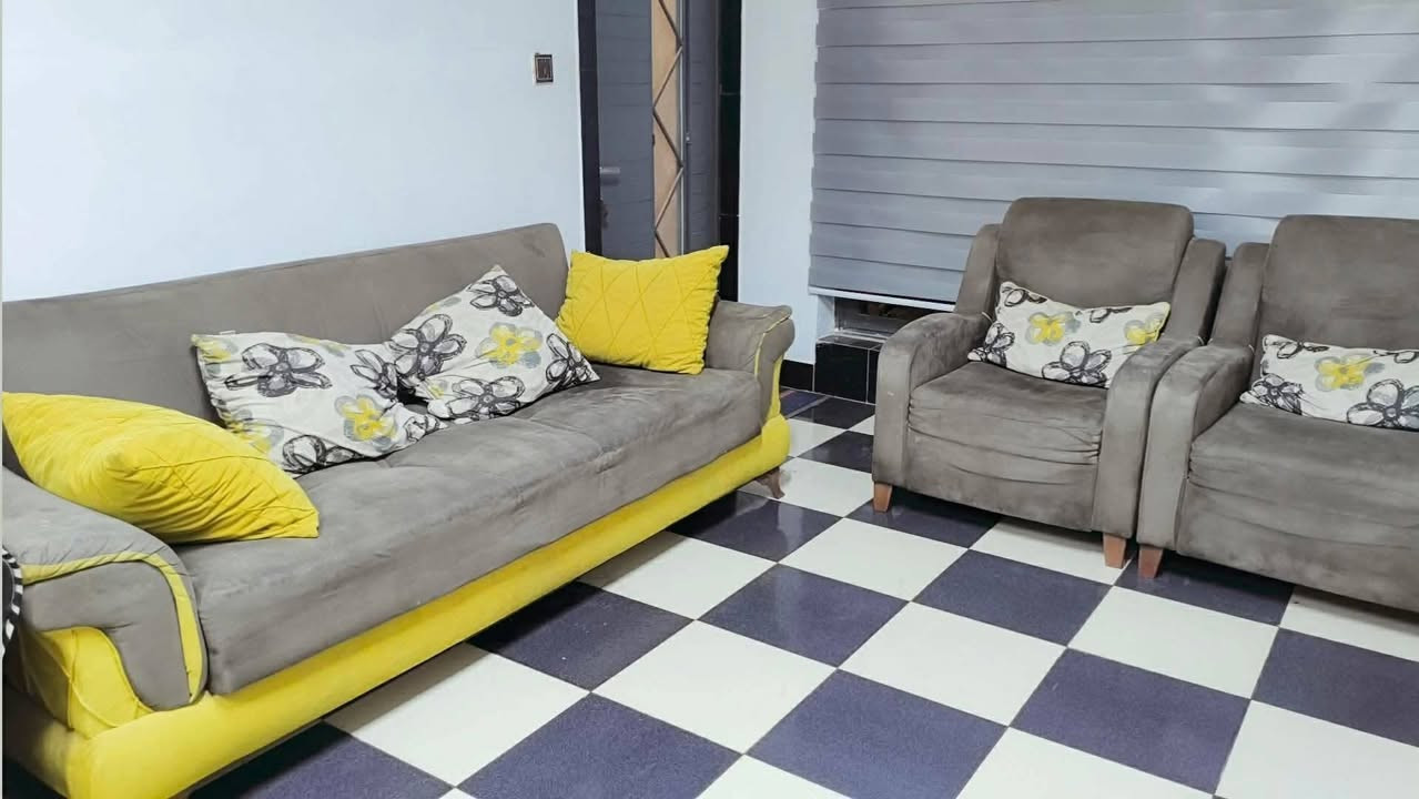 السلام عليكم للبيع تخم تركي مستعمل ٩ مقاعد ٣ اصغار و٢ اكبار بنظام السرير والمخزن مع الكوشات البلادية  السعر ٤٥٠ الف وبي مجال العنوان الغزالية للاتصال ***********
