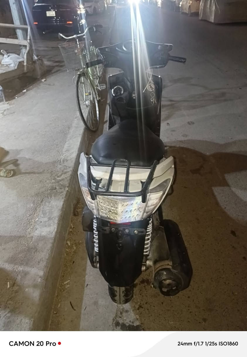 سلام عليكم دراجه سكنس فحل نوزل طلاعات دراجه مكفولة اي نقص ما بيها نكره سلف كهربائي  شغاله مكان سعر 650 بغداد لاعضميه ***********
