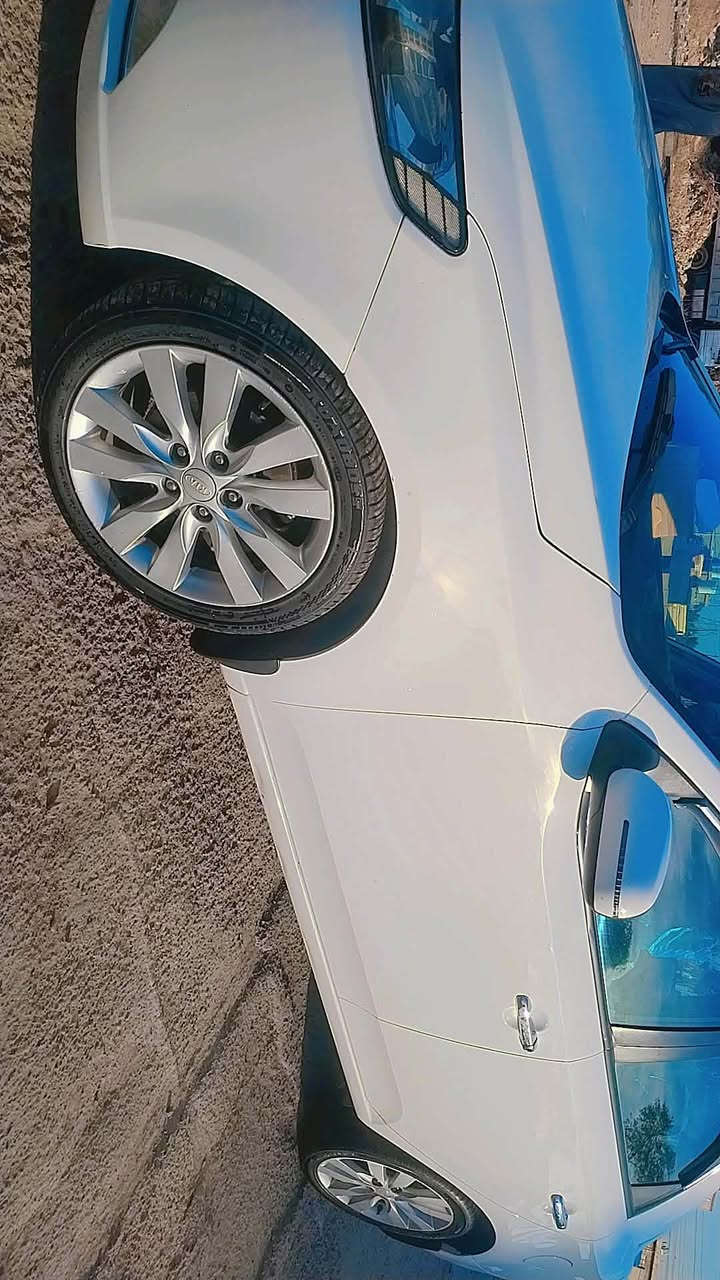 السلام عليكم كيا سيراتو 2011 خليجي سياره بيها  طخات خفيفه ومسويها بارد مكفوله من ضربه قويه او صبغ محرك كير مكفول مواصفات السياره حلوه 
فتحه
مري شفط 
5 ويل كب 
Abs
شاشه 
شفتاح ستيرن 
كير 6 نمر 
مكان السياره ديالى بعقوبه للاتصال 
‭0780 032 8678‬ بغداد, العراق
