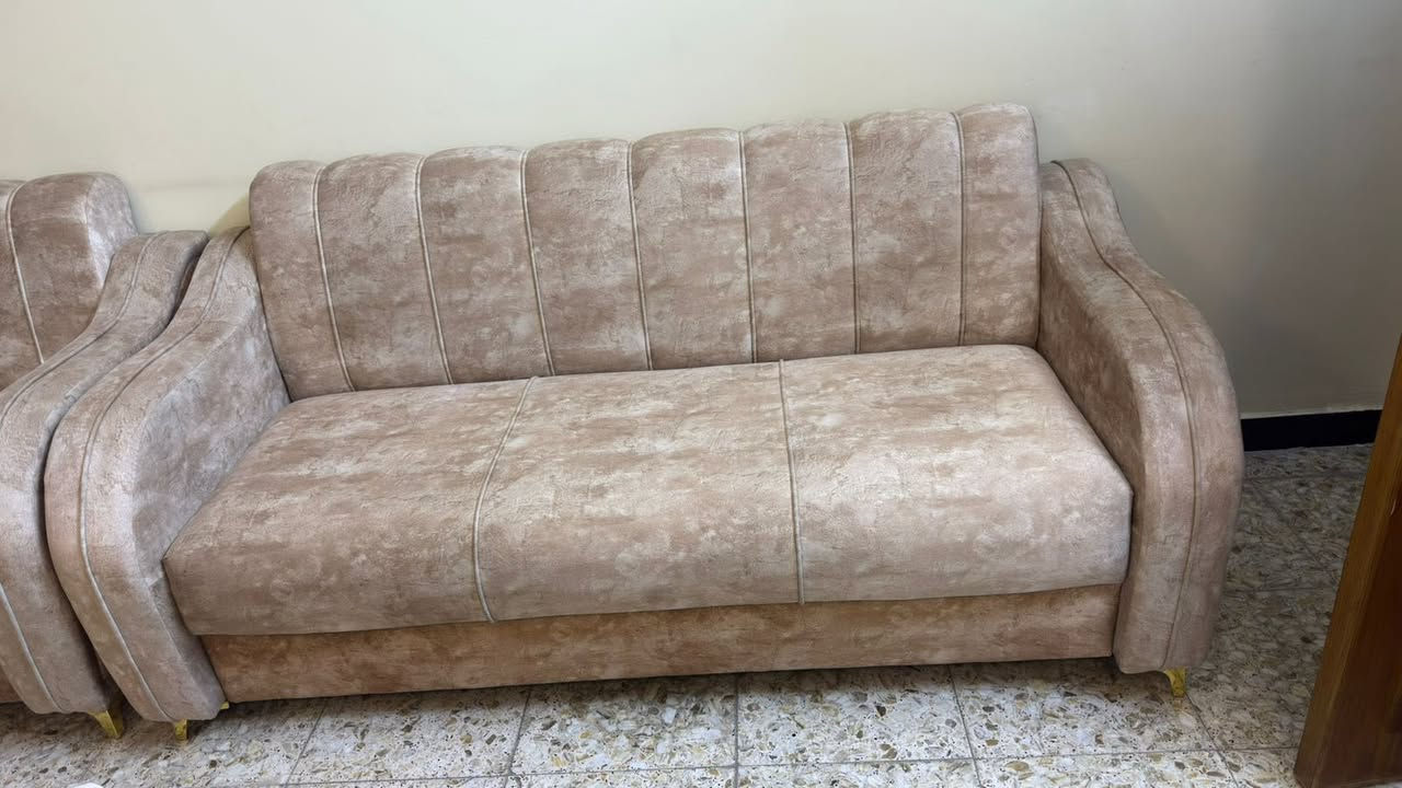 تخم 10مقاعد نظيف ومرتب
تصميمه جميل ومريح بالجلوس
بي كوشات شكل راقي ومميز. 
مناسب للبيت أو الديوان.

يتكون من خشب درجة أولى على أيدنا 
وأسفنج سوبر والقماش نوع ياباني أصلي 

السعر: 800 الف مع الطبلات 3 صغار و 1 كبيره مستطيله 

اتصل على الرقم 

‭٠٧٨٠ ٥٣٦ ٢٠٨٩
