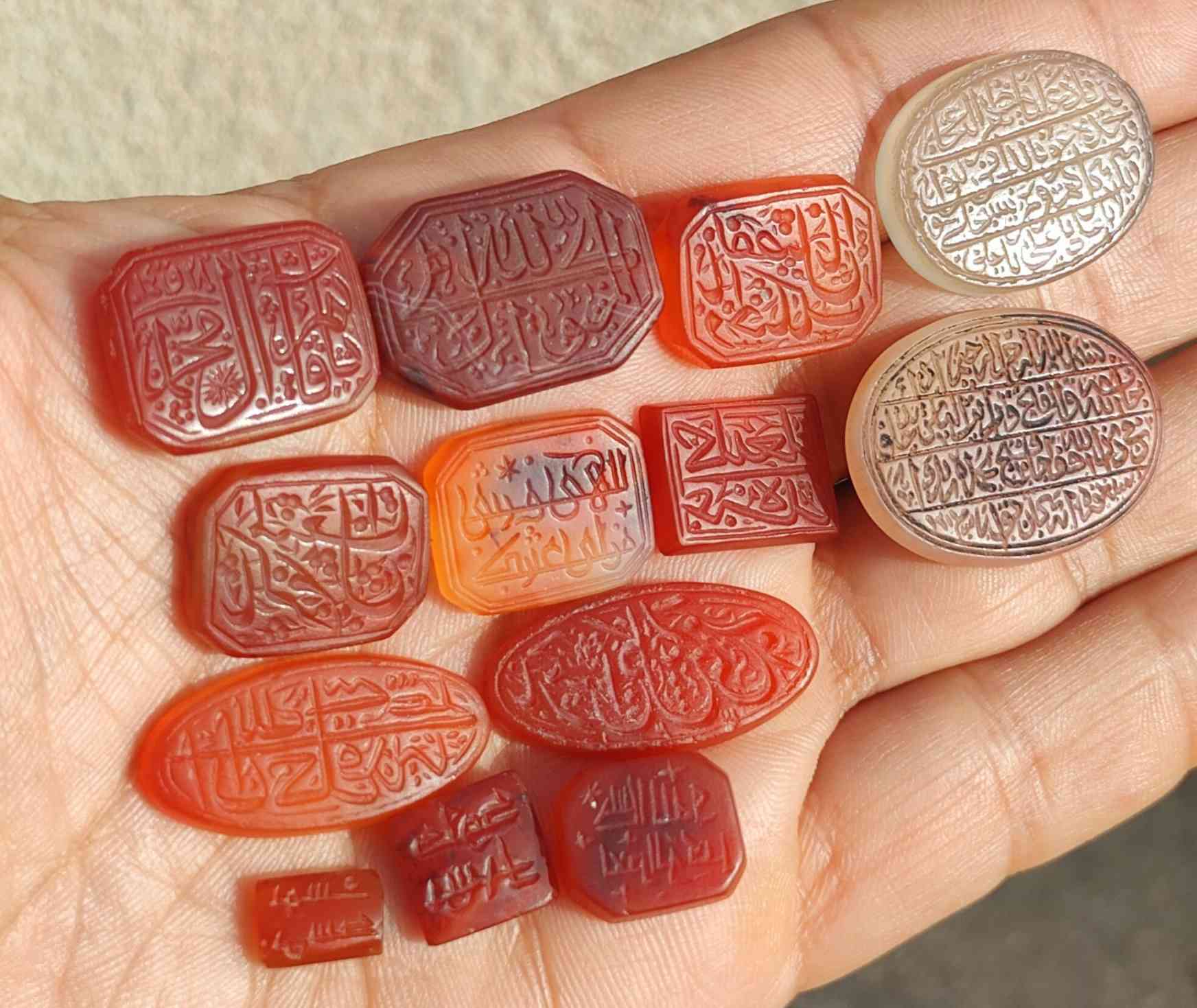 تخفيضات تخفيضات 
احجار يمانيات اصليات مخطوطات سعر القطعة 25 الف اقل طلب 4 قطع  السعر نهائي رجاء لاتكلي بيهن مجال 
***********++---++---***********
