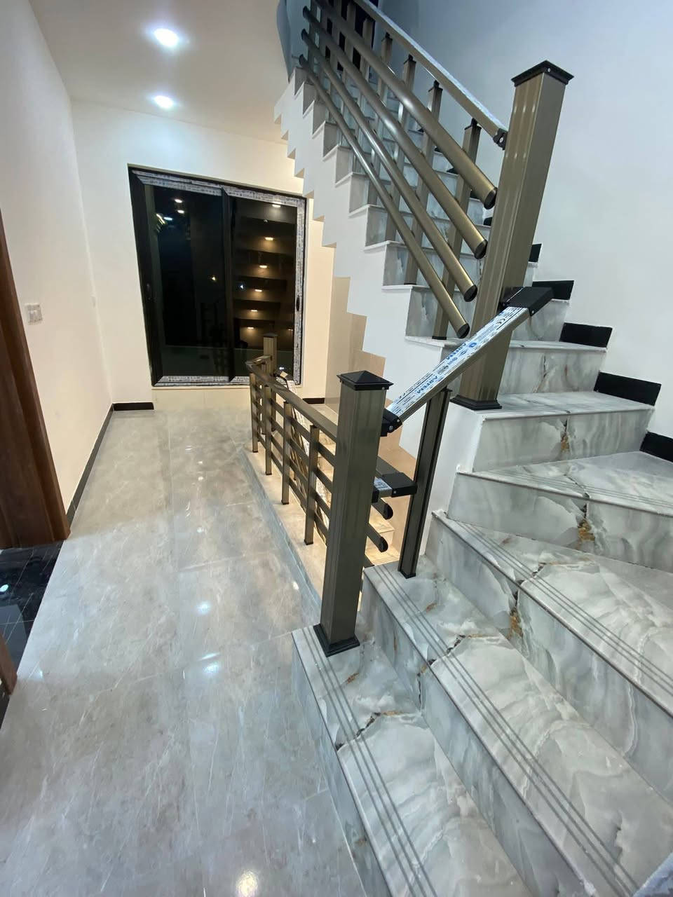 للبيع دار بناء جديد طابقين ركن
المساحة 70 متر واقع حال
 بالسند 50 متر
الواجهة 7 م النزال 10 م
الدار تحتوي على مدخلين استقبال ومطبخ 
وثلاث غرف نوم وصحيات خارجيه وداخليه
بناء جديد غير مسكون جاهز للسكن 
الدار بناء شخصي، مصروف عليه صرف قوي من الأساس، مستخدمين مواد ونوعية عالية، شغل مرتب ومتعوب عليه
العنوان حي الصديق ابي غريب رقم العقار 1954
 ***********
