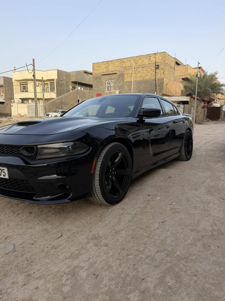 جارجر ٢٠١٦
رقم بغداد باسمي 
مكينه ٣٦٠٠
داخله بيه بس دعاميه
بلعراق صار بيه دور جاملغ خلفي والباب كلير فقط
ويل نجمه اصلي 
تايرات خلفيه ٣١٥
تخم تاير جديد 
حداديه جديده 
محدثه كلها اس آر تي اصلي
مكاني حله 
السعر ١٧٣
***********
