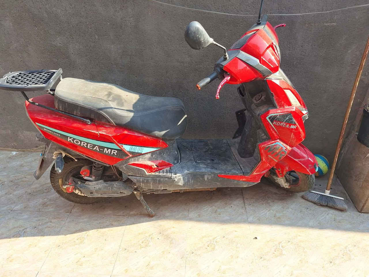 سلام عليكم دراجه شحن للبيع  بصمه عدد 2تشغيل عن بعد سته بطاريه بيه شغطات بل كفر لمامي وخلفي قليلات  كلوب ثلجي  عالي ناصي نشرات  ألوان  5نمر  سعر 500وبيه مجال قليل ***********
