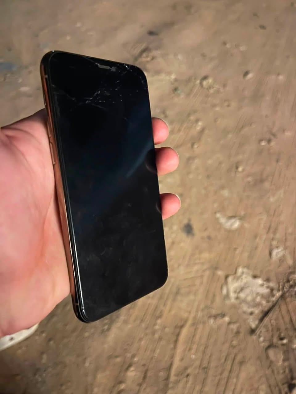 11 برو ذاكره ٢٥٦ بطاريه ٧٥ الجهاز تفحصه وتاخذه كلشي مبين بلتصوير متواجد فقط واتساب *********** السعر 190 وبي مجال
