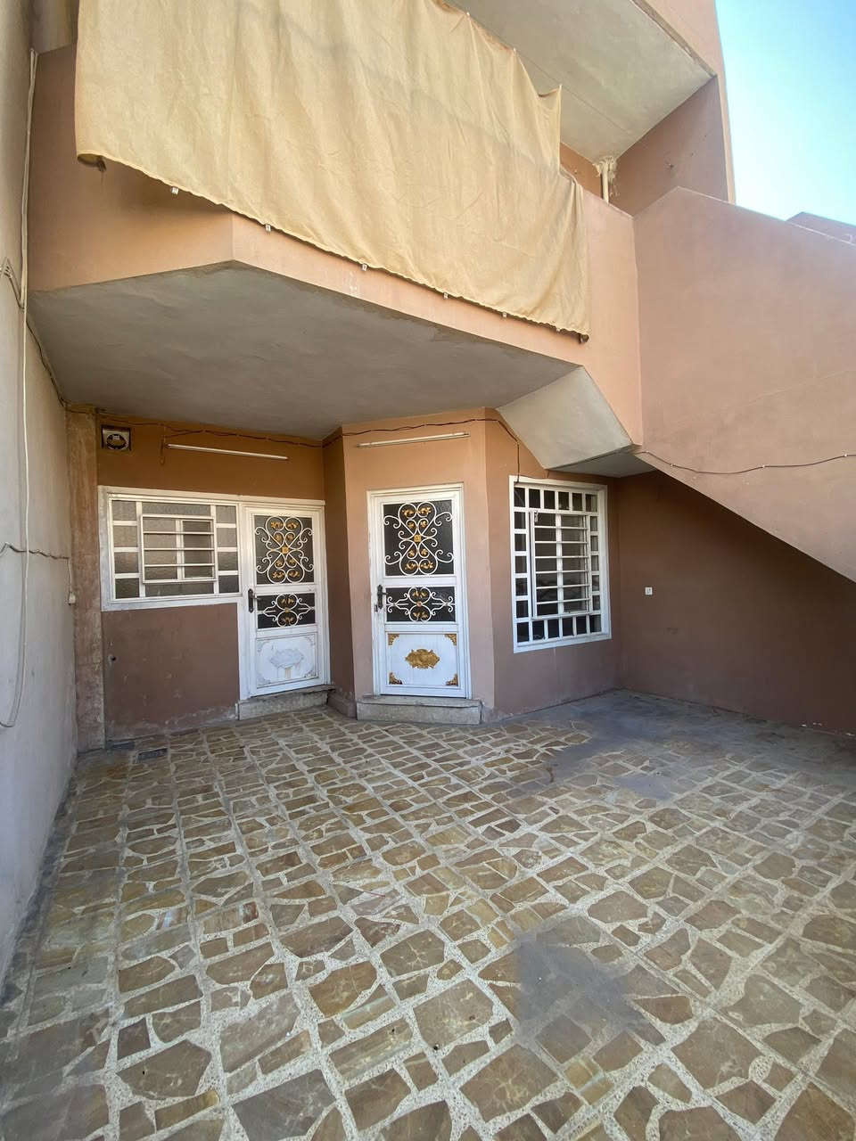 دار للبيع في حي الوحدة قرب جامع الرحمن  

المساحة: 118 متر  
الواجهة: 5.5 متر  

الدار مكون من طابقين (معزول)، وكل طابق يحتوي على:  
- غرفة نوم  
- هول استقبال  
- مطبخ  
- صحيات  

مؤجر حاليا 500 الف 

السعر: 140 مليون دينار

مراجعة #مكتب_مهند_الطائي 🏛
موقع المكتب➿➿في الموصل / حي الوحدة  

التفاصيل الاتصال على الأرقام التالية :_
( *********** )كورك☎️📞
( *********** )اسيا ☎️📞
او ((الاتصال على واتساب او فايبر برقم 
***********))
