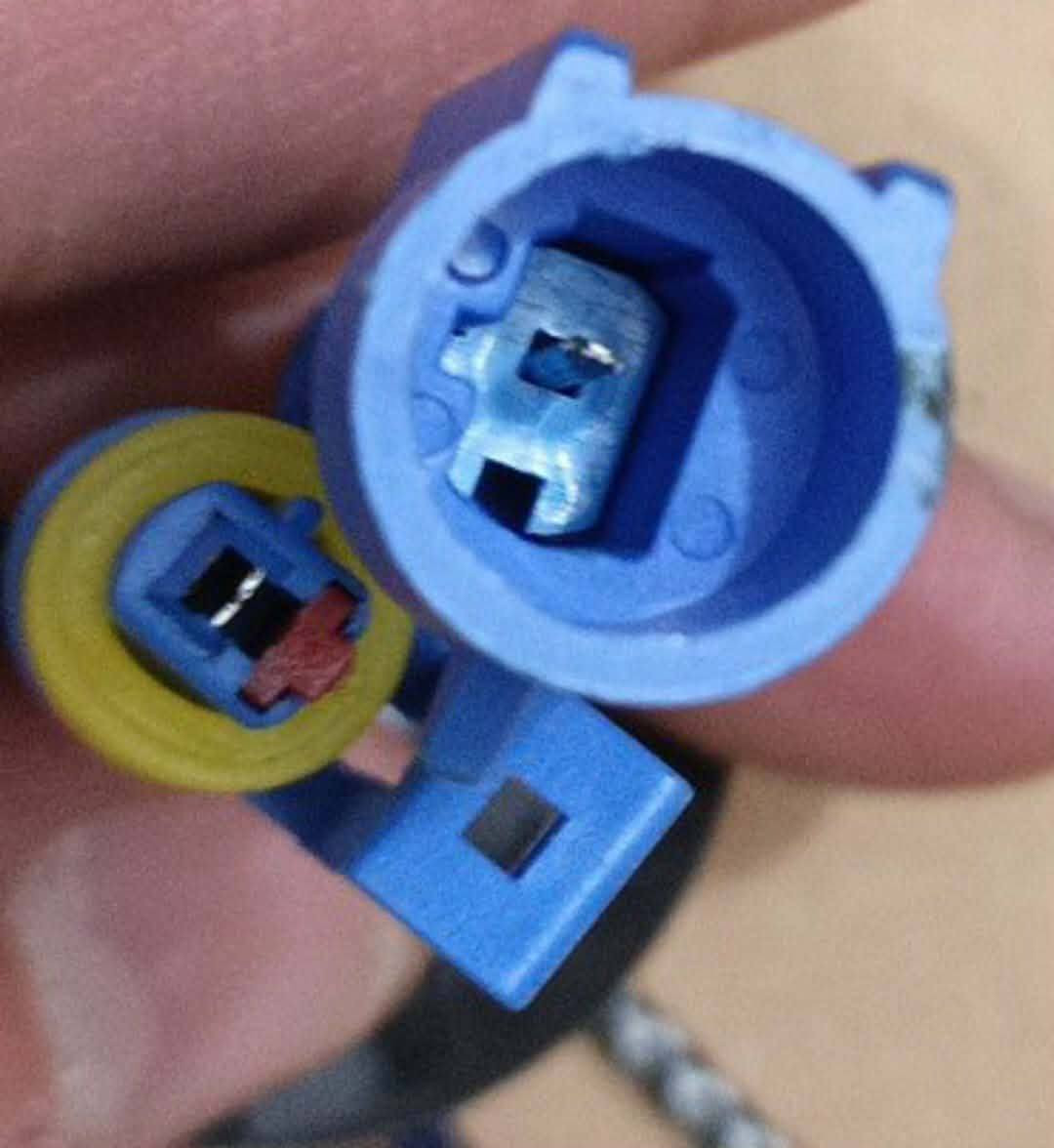 زينون HID للسيارات موديل 9005.
نوع الإضاءة: زينون HID (تفريغ عالي الكثافة).
الطاقة: 75 واط.
درجة اللون: 6000 كلفن، مما يعطي ضوءاً أبيض مائلاً للزرقة.
المميزات: توفر إضاءة أكثر سطوعاً وطبيعية مقارنة بمصابيح الهالوجين التقليدية


**إذا كنت صاحب هذا الإعلان وتريد حذفه لأي سبب، رجاءا أرسل رسالة إلى الدعم الفني**