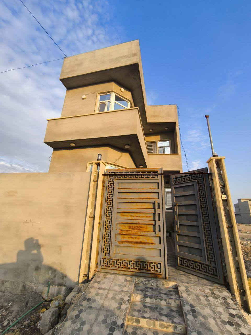 1164/51
150متر 6×25
طابقين بناء 2023
الطابق الارضي استقبال ومطبخ بارد ومطبخ حار وهول وصحيات وغرفة نوم
الطابق الثاني 3 غرف نوم وهول وصحيات 
بيتونة 4×5
الطابق الارضي كامل عدا السقوف الثانوية
الطابق الثاني يحتاج لبخ وارضية وسقوف ويحتوي على شبابيك البيت حي التعليم ارضى المعهد سند طابو الزهور رسمي ***********
