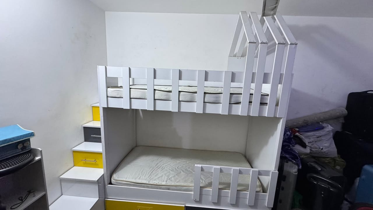 السلام عليكم 
سرير اطفال طابقين 
شغل عراقي ثقيل خشب تكمه 
مع درج مجرات 
ومندر عدد ٢ 
طول السرير والمندر ١٩٥ سم 
مع مجرات ٢ كبير اسفل السرير 
و٣ في الدرج 
للبيع بسعر ٥٠٠ الف ببغداد  حي اور 
***********
