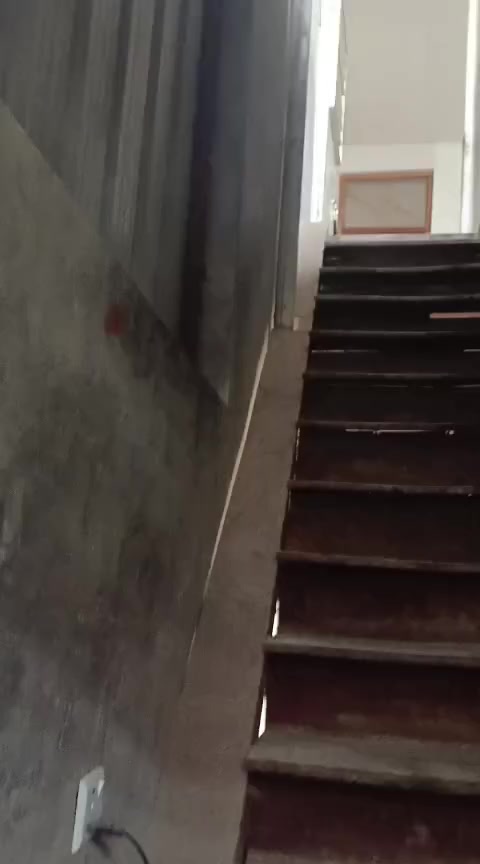 بيت يجار طابق ثاني 100 شارع عشرين مقابيل علوة بغداد ***********
