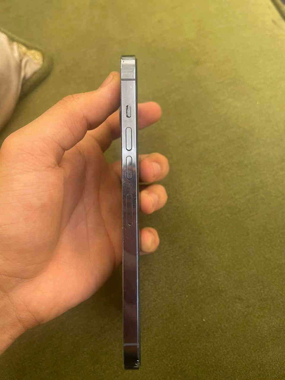 ايفون 13 برو ماكس ذاكر 256 الجهاز ما مفتوح وين ما يعجبك تاخذه بس سماعه ناصيه شويه للبيع رايده 550 $***********
