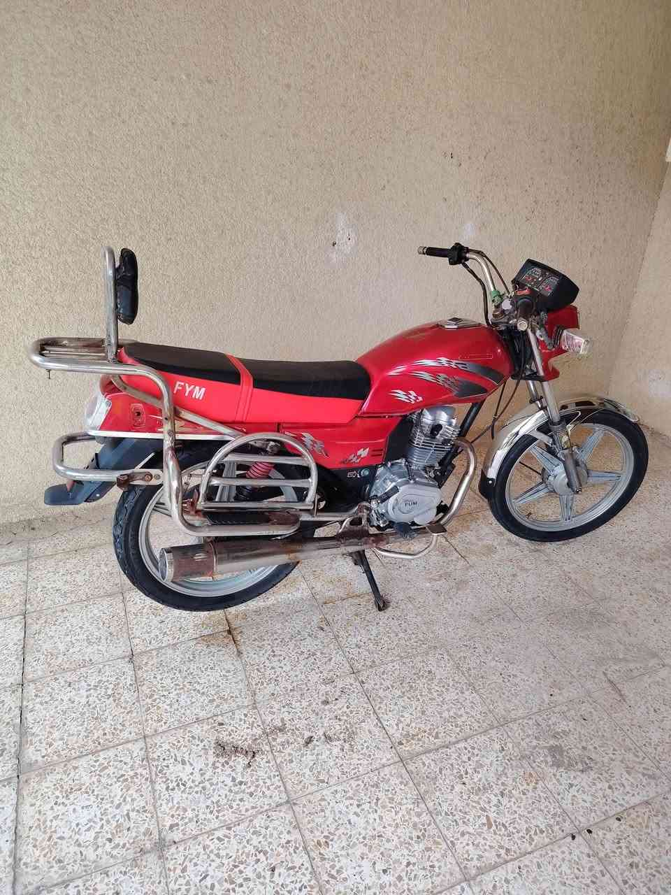 السلام عليكم
دراجه فيومه للبيع موديل  2012  أوراق دراجه كلش نظيفه كهربائيات سلف شغاله المكان واسط / قضاء الحي الشراي الاتصال على هذا الرقم *********** وآني خادم..
