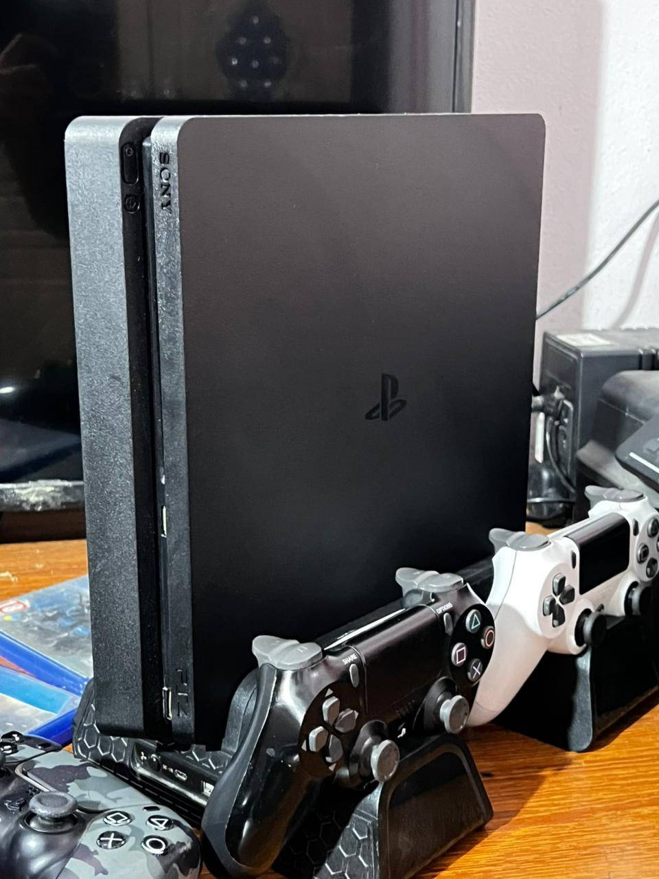 السلام عليكم 
عندي بلي 4 سلم هارد 512
بحالة ممتازة اونلاين مع قاعدة بلي وشحن جوستكات مع جوستكات عدد 4
2 اصليات مال 4 
1 تجارية بلي 4 و 1 بلي 5
مع 6 العاب 
مع يوبي اس حجم 850
للبيع كله مع كافة الملحقات 
بسعر 325 الف 
المكان بغداد حي الجهاد
***********
