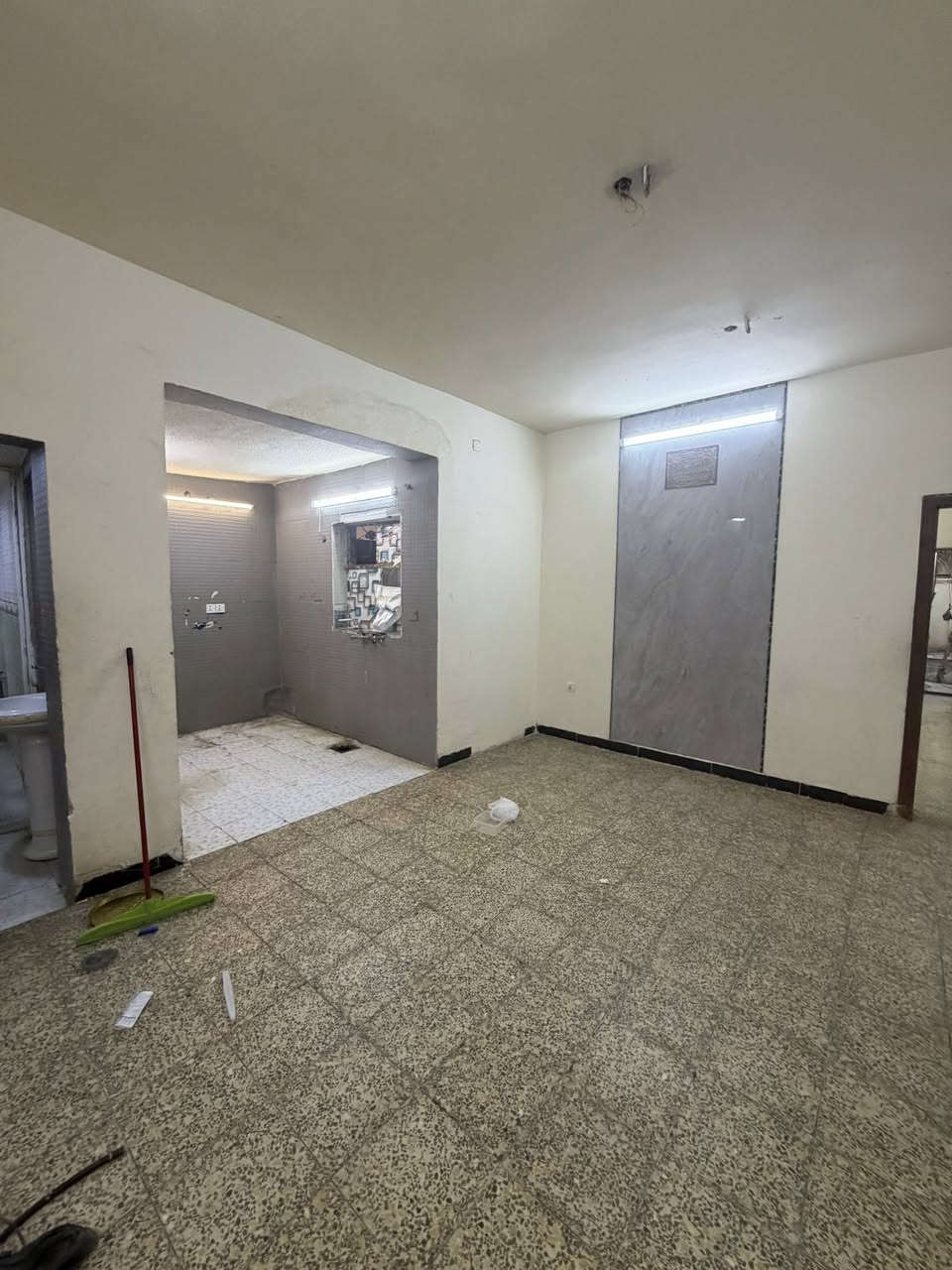 #للايجار_في_السيدية
دار سكني المساحة 150م نضيف جداً

يحتوي ع ثلاث غرف وصالة ومطبخ وخدمات 

السعر 700 الف قفله

للأستفسار:***********

مكتب الفهد للهندسي للمقاولات العامة
