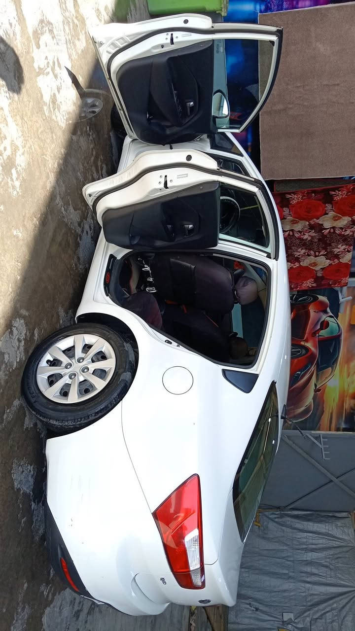 كيا ريو موديل ٢٠١٣ وارد... ضرر صبغ  البنيد فقط.. سياره جاهزه ما ناقصها اي شيء.. تخم تاير.. تبريد تدفئه... مانع انزلاق... نضام ايكو... جام كهرباء...منضومة غاز شادلها.. السعر 95 ورقه.... ***********
