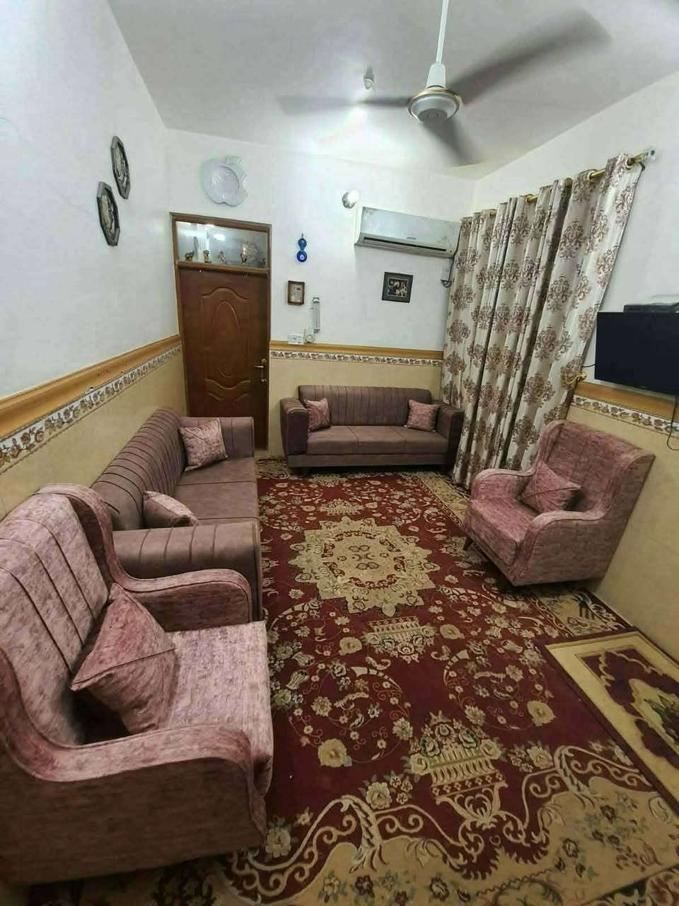 للبيع بيت بسعر مناسب
-موقع ممتاز : النجف - حي السلام - خلف مول دارك 
-المساحة: 100م واجهة 5م نزال 20م 
-طابق واحد صب كونكريت مسلح
-يتكون من غرفة ومطبخ واستقبال وصاله ومجموعة صحيات
-باسم راعيه اصولي من الناحية القانونية
-شارع ب عرض 10م

-السعر 178 مليون وبي مجال 

-لمعرفة بقية التفاصيل والموقع GPS تواصل خاص او واتساب او فايبر ***********
