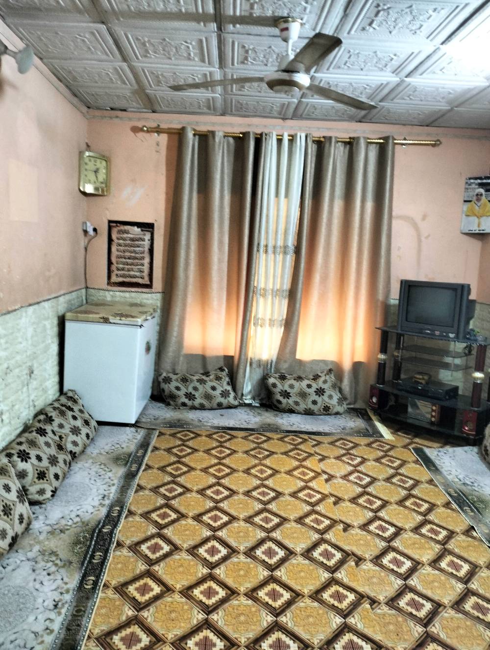 السلام عليكم 

منزل للبيع... مساحه 240م.. طابقين... الطابق الارضي بناء 86 مكون من ثلاث غرف منام + غرفه استقبال+ هول + مطبخ.. وحمام وتواليت

& الطابق الثاني بناء 2010 مكون من غرفتين منام وهول ومطبخ. وصحيات. 

مكان البيت الجنينه الشارع التجاري حي الانتصار... منطقه فيها الخدمات كافه ماء. مجاري. كهرباء.. ومدارس من الابتدائية لغايه الجامعة 

سعر المتر 2250 مليون و250 قابل للتفاوض