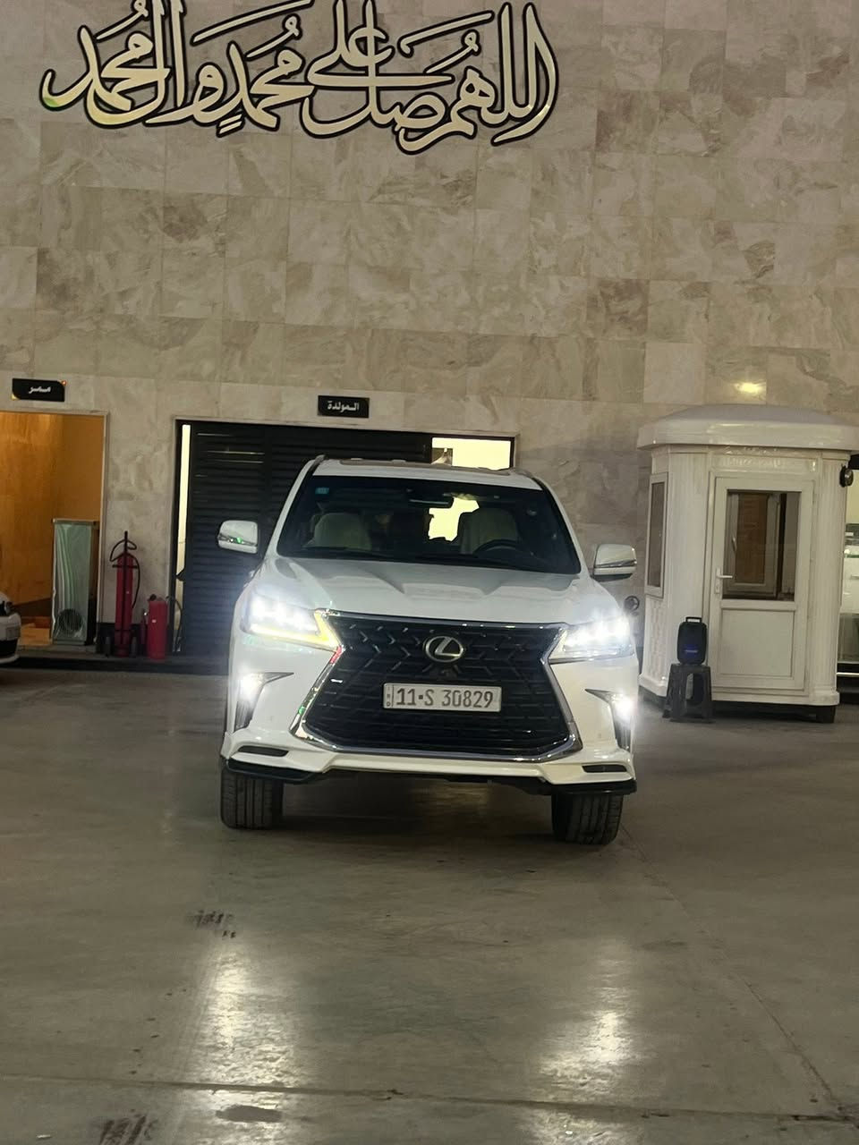 السلام وعليكم
لكزس LX570 
موديل 2017 
بريمية فول مواصفات للاخير
السيارة خير من اللة ومشيته حلوة
ماشية 66000km السيارة كفالة عامة من الصبغ والفتح ماعدة بارد بيه مكان السيارة بغداد الكرادة سعرها.        577$
بيه مجال بسيط للاتصال ***********
بيع فقط او مراوس بلاندكروز الشكل الجديد
