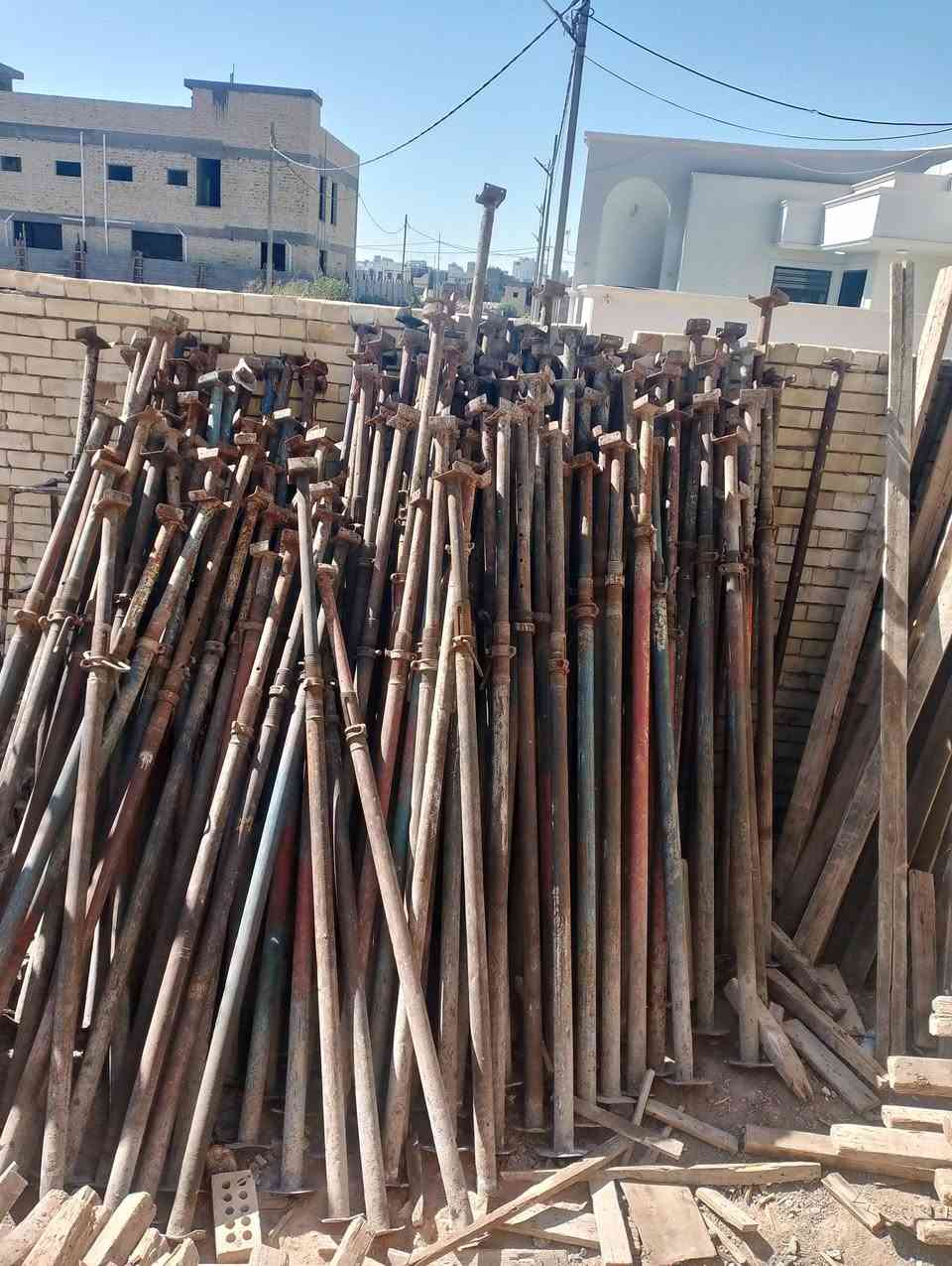 خشب البيع مع جكات على مكعب 400قفل ***********
