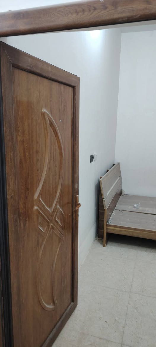 عليكم السلام ..***********
--------‐--------------
يحتوي البيت على 4 غرف
-----------------------
صاله عدد 2.. كبيره 
----------------------
مطبخ  .
------------------------
صحيات عدد 3 ..شرقي وغربي ...
------------------------
مكان خاص للغساله ..
-------------------------
بناء شريطي ارتفاع ٦٠ سم يتحمل ٥ طوابق ...
--------------------------
سخانات امريكيه عدد 1...
---------------------------
خلاطات واكسسوارات الصحيه disca تسكا.....
---------------------
تانكي عدد 2. ٢٠٠٠ لتر 
----------------------
السقف ديكورات مغربيه جبسنبورد...
----------------------
كاونتر المطبخ من ضمن البيت ..
----------------------
ماطورات نازل وصاعد عدد ٣ بوسترات 
------------------
يوجد بسطح مخزن كرفان ٣ في ٥ جديد مخزن للمواد والأدوات 
------‐--‐-‐---
والملاحظة الاخيره المهمه الكهرباء مستمره خط طواريء وخط وطني 3ph انسى انقطاع التيار الكهربائي الوطني 

---------------------
طابو سند ٢٥ 
::::::::::::::::::::::::
راضيه كلشي جدارن سيراميك بيبان تركي 
........................
يبعد عن باب الحرم على جهة باب الشهداء كيلو متر متر 
........................***********
