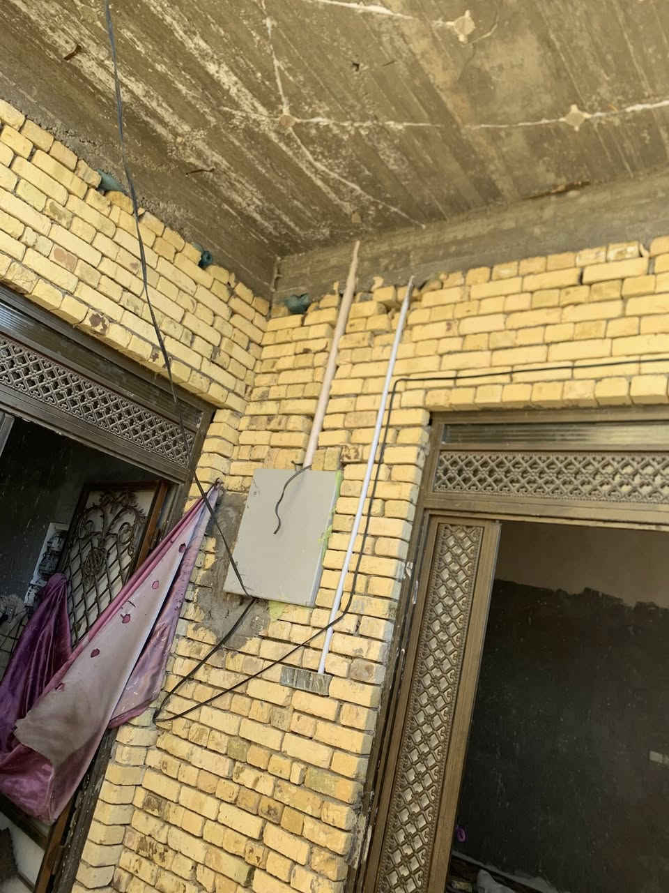 السلام عليكم بيت مساحه 100 طابقين زراعي وصل طابو 
مكانه ناصريه منطقه سبل قرب لمدرسه بناء درجه اولى طابوك صب كونكريت يحتوي على لطابق لاول غرفه وصاله ومطبخ وصحيات واستقبال وطارمه 
الطابق ثاني 3 غرف وصاله وصحيات بدون سقف لطابق ثاني ولأول ملبوخ وماسس كهرباء وماي ومجاري وأرضيه كامله بورسلين باقي نقص بورك وجداري لصاله السعر 42 وبي مجال للتواصل ***********
