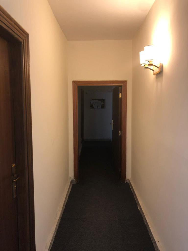 السلام عليكم ورحمة الله وبركاته
البيت مدخل شارع عام فرع السفارات الجار من الجهه اليمنى سفاره والجهه اليسرى شركة الفرع عباره عن شركات ومكاتب وسفارتين وسكن للكفائات ورجال الاعمال  الواجه 20 ×40 البيت باسم ورثه ٢ بالغين وهمه يبيعون مباشر او وكيلهم

للأستفسار 

‭0771 151 8982‬

0785 882 4773
