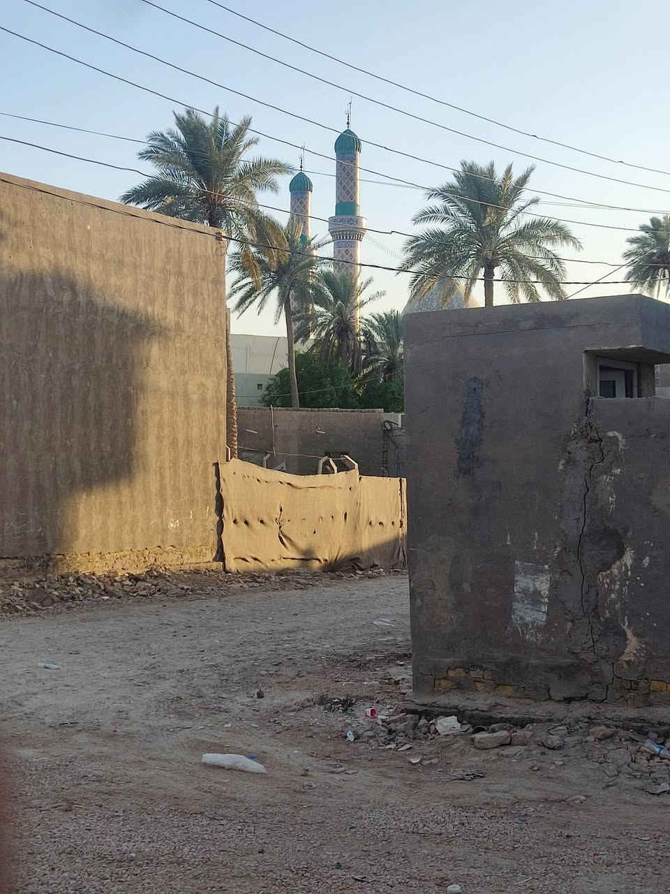 بيت للبيع مساحه  البناء 125 مربع الوجه 8 النزال 15 مع 48 متر مامبنيه  حديقه ويه البيت يعني يصير النزال 21
غرفه +مطبخ +استقبال + كلدور  وطارمه  وصحيات  حمام بناء جديد قبل 8  سنوات مبني جديد سند 25  بدايه طريق حله نجف قرب الشقق السكنيه الجامعات المستقبل و الجامعه الاسلاميه 
وكليه العلوم تبعد 5 دقايق كلشي متوفر قرب مول جوهره الحله 
السعر 100
للاتصال ***********
***********
