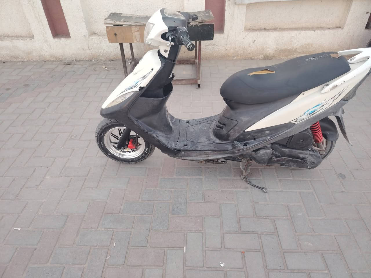 دراجه ماكس عدله للبيع صار شهرين طالعه حاويه السعر ٨٠٠
***********
