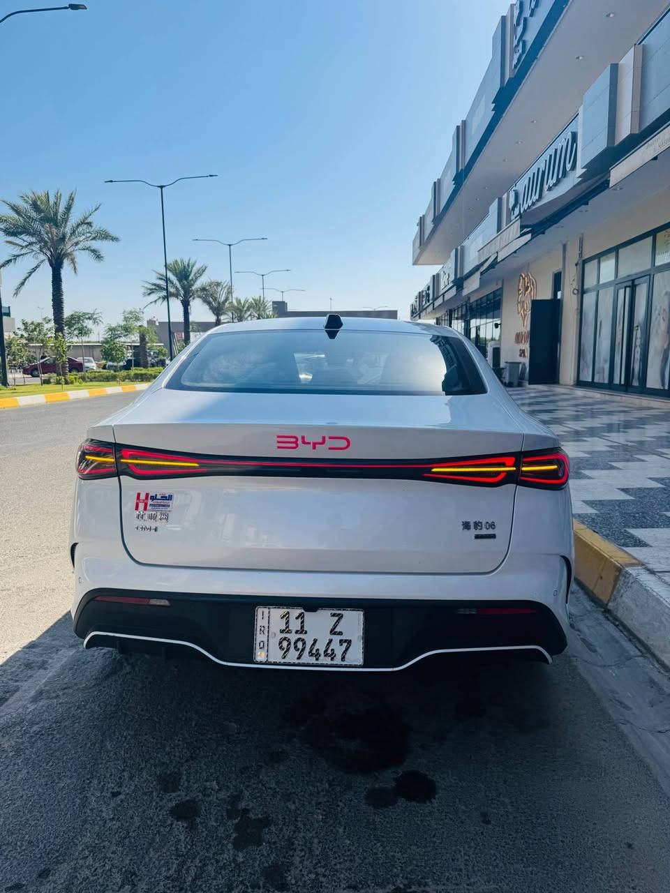 بي واي  سيل 6 فول ام 13كامره ودا كام 
من عدا Byd seal 6 dmi بي واي دي سيل 6 هايبرد

معرض الحلو ضمان 40 الف او سنتين 

هايبرد قابل للشحن 

اجمالي الكيلومترات (شحنه كاملة + البانزين) ٢١٠٠ كيلومتر (الفعلي ١٦٠٠ كيلومتر تقريبا)

- نسخة ال ١٣ كامرة وقيادة ذاتية ADAS

- اوتو بارك و valet mode (تطبك وانت خارج السيارة)

- رادار امامي مانع تصادم

- رادار خلفي وحساسات زاوية ميتة

- تنبيه عند فتح الباب ووجود سيارات قادمة

- تنبيه عند الرجوع وقدوم اشخاص او سيارات من احد الجهات

- اذا كسرت بدون ما تشغل اشارة على سيارة جاية اسرع منك وكانت سرعتك فوك ال ٥٠ كيلومتر السيارة تتدخل وتلوف ستيرن وترجعك لمسارك قبل لا يضربك

- اذا اجت باتجاهك سيارة سريعة تشغللهه دبل اشارة للتنبيه

- نظام سكيورتي من تطفيها تصور اي واحد يتقرب منهه

- كاميرا تصوير اثناء القيادة مع عرض دوسة تفاصيل القيادة من سرعة وضغط على دواسة البانزين او البريك

- تشوف اي شي جوة السيارة

باختصار هاي النسخة بيهه احدث انظمة السيفتي والسكيورتي المتقدمة من شركة byd

عدى الكشن الكهرباء والفتحه

بطارية ٨٠ كيلومتر بالشحنه 

كل التنبيهات صوتية باللغة الانكليزية بعد التحديث الاخير

ماشية 26 قابل للزيادة

بيهه رصعة وحده مبينه فقط  وبل صور موضحها 

بغداد حي الجهاد 

السعر 24 ونص بيها شي بسيط 

*********** بغداد, العراق
