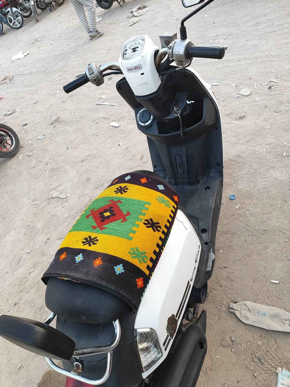 السلام عليكم
ماكس بوليسي كابريته، دراجه شرط برغي ما مفتوح بيه صاله 4 اشهر من طالعه من معرض بمليون وربع  شرط وكاله ختم واحد ويه مكينه وصل معرض موجود. دراجه نضافته شوفت عينكم.

 السعر 900 وبيه مجال للشراي. 

واتساب+ اتصال: ***********
