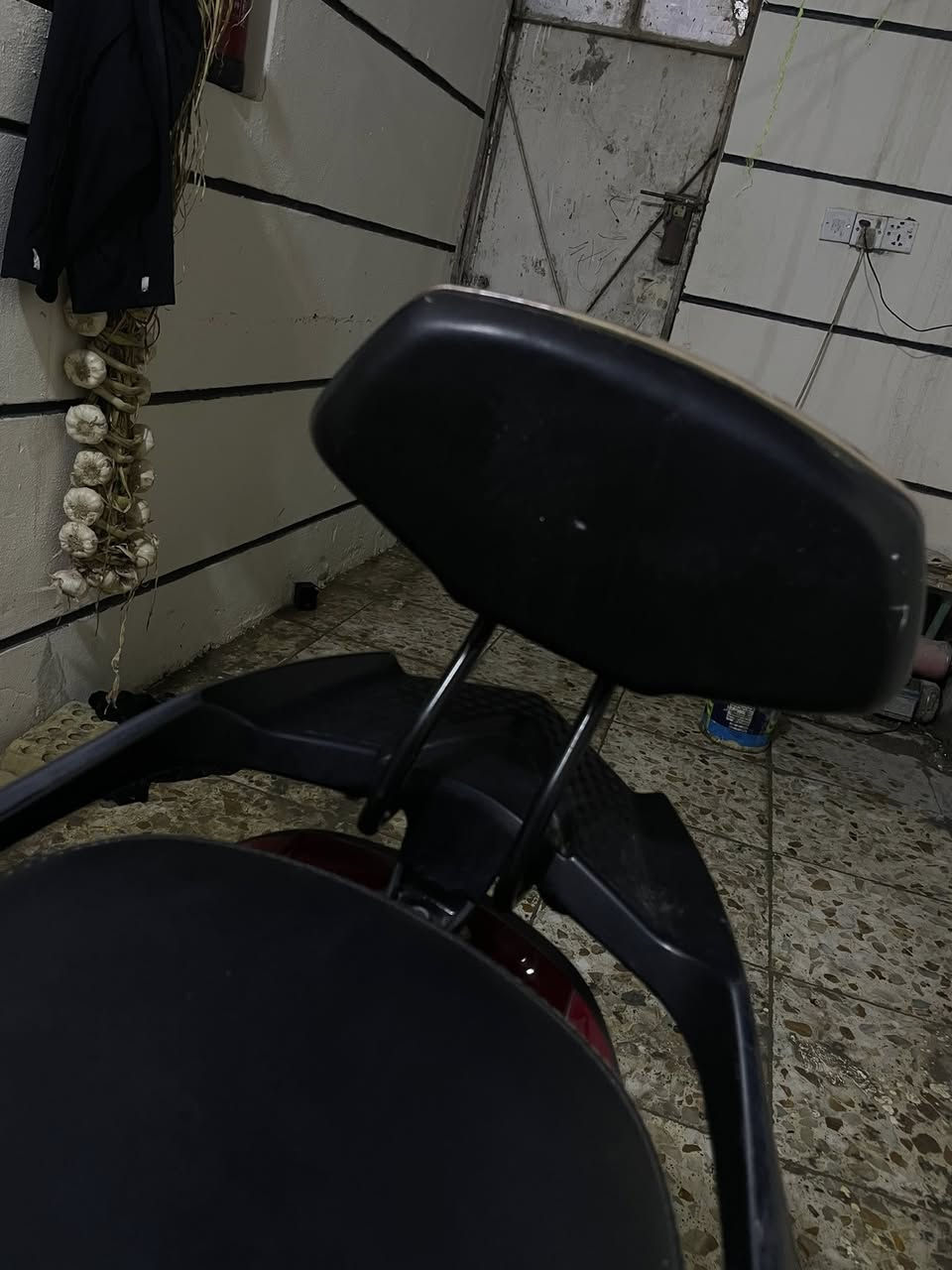 سلام عليكم دراجه شحن نظيفه خمس بطاريات جدد  تايرات جد د  اشاره يمنه يسره شغاله هورن قوي لايت زنون عالي وناصي لد  بينه نظام بP اول مشغله ونظام بR رقم ***********. وبيه واتساب  وسعر خاص ً
