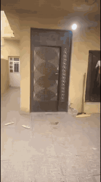 سلام وعليكم الدار البيع مساحه 100 متر وجه 5 ونزال 20 يهتوي على غرف ثنين نوم وصاله وحولي ومطبخ معا حمام دخلي وخارجي العنوان الف خلف حسام ابو جمله ..📍الستفسار *********** وتساب +هاتف ***********
