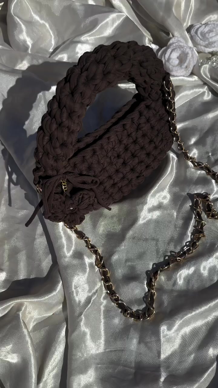 ليش راح تحبيها؟
• محاكة بدقة عالية وخيوط ناعمة ومتينة.
• إكسسوارات ذهبية ثابتة ما يتغير لونها.
• تصميم "هاندل" مريح وسلسلة طويلة للكتف.
🎁 وعندنا مفاجأة لكل الطلبات:
تغليف مجاني فاخر + هدية كروشيه لطيفة من اختيارنا داخل كل بوكس!
🚚 توصيل مجاني لأول زبونة تطلبها الآن!
📥 للحجز والاستفسار، راسلينا دايركت.
#حياكة_أوركيد #حقائب_كروشيه #HandmadeBag #عراقيات #أناقة_بني هدايا


**إذا كنت صاحب هذا الإعلان وتريد حذفه لأي سبب، رجاءا أرسل رسالة إلى الدعم الفني**