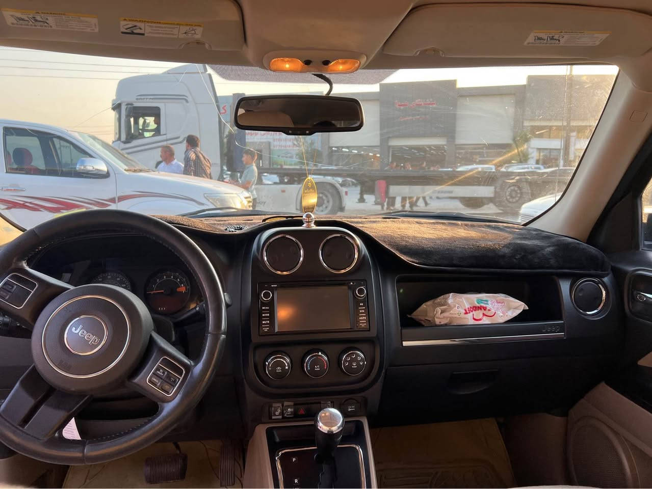 Jeep Patriot 2017 
 جیپ پاتریۆت 2017 مواسەفات  
ناو زەرد . گێڕ تۆماتیک و گێڕ عادی .کوشن هیتەر . ئاوێنە هیتەر ، ئاوێنە دایمینگ واتە دژە فول ،کوشن بەرز و نزم دەکرێ. ناو لید . سکان ڤۆلیۆم . شەغال . تەعدید سورعە سەیارەکە سێ پارچە بۆیاغ بێ ناو بێ ئەیەرباگ . گێڕ و مەکینە و بەناوکردن هەموو شتی بەشەرت سەنەوی نوێیە مەکینە 20 

*********** رانية, السليمانية
