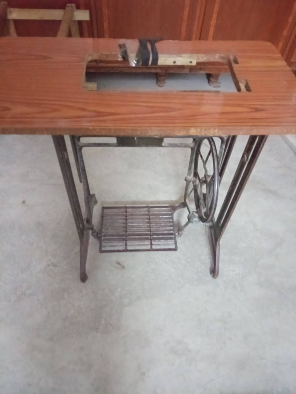 للبيع
سيارة اطفال 9 
رجل مكينه خياطه 8
شمع مال ملابس 6
رقم الهاتف ***********
