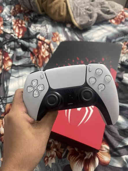 ابلي فايف فات نضيف جدا لا مصلح ولا مفتوح كامل مع ملحقات الاصليه جهاز جدا نضيف فقط امخليله كفر سبايدر مان فقط بيه شغله اصغيره متأثر ابد ان واحد من القبق قاعدته مكسوره بس طبيعي يكعد ومبيه اي شي اقصد الكفر اليمنه مالته الي مشكل بالبلي يعني شي ميذكر بس هم لازم انبه 
السعر 470 وسعره جدا مناسب لهذا مبيه مجال 
العنوان بسمايه ***********
