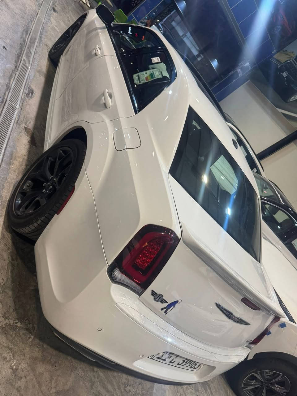 السلام عليكم شباب 

الموديل : 2023 . (خليجي) . 
العداد   :  ( 10.000 ) 
المحرك : V6 . 3.6L . 

السعــر ( 42 الف $ ) 
 

المواصفات :
* الواجهة الأمامية SRT. 
* پانوراما . 
* رادار مع مانع تصادم . 
* نقطة عمياء . 
* حساسات امامية . 
* مصابيح امامية زنون مع LED . 
* ويل قياس 20 أنج . 
* حساسات امامية .
* حساسات خلفية . 
* شاشه كبيرة مع نظام ملاحة نفكيشن GPS .
* سستم صوت الپاين مع سماعات بريميوم .
* مقصورة الركاب من الجلد الفاخر .  
* مقاعد أمامية كهربائية عدد 2 . 
* ذاكرة لحفظ وضعيات الجلوس (ميموري) . 
* مقاعد أمامية تبريد وتدفئة . 
* مقاعد خلفية تدفئة . 
* تشغيل عن بعد . 
* ستيرن كهربائي . 
* تدفئة ستيرن . 
* محدد سرعة . 
* تلفون بلوتوث . 
* كاميرا خلفية .
* مرايا متحسسة للاضاءة العالية .
* كير شفتات بالستيرن . 
* دخول ذكي (بصمة) .
 
بغداد تحويل مباشر 
مكان السيارة بغداد 
زيونه قرب ملعب الشعب 

تفاصيل اكثر ع خاص او اتصال 🥇

التصال ***********  $  ***********
