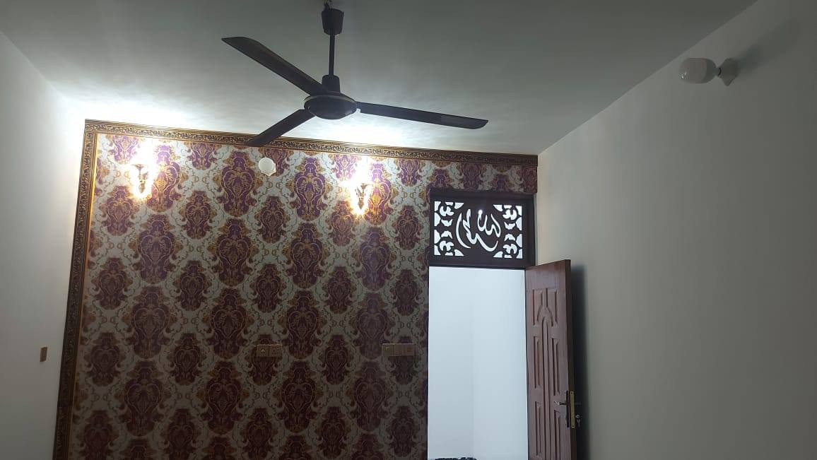 السلام عليكم بيت زراعي مجاور جسر البلديات الجديد ٥٠ متر  ركن  ٥٠ متر  ركن  يحتوي على باب على الشارع 
وباب ثاني على الفرع

يتكون من ثلاثة طوابق
الطابق الأول 
استقبال + صحيات + مطبخ صغير 
الأرضية مرمر والازارة سيراميك 

الطابق الثاني 
غرفة نوم + مطبخ + صحيات 
الأرضية بورسلين

الطابق الثالث غرفتين + صحيات 

الطابق الاخير السطح + حمام كبير لغسل الملابسيحتوي على باب على الشارع
***********
