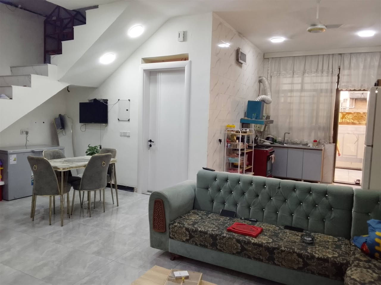 سلام وعليكم بيت120 متر طابق واحد
واجهيه 7نزال17
يحتوي ع كراج 5في4
ع مطبخ وحولي مفتوح عرض 3.50 ونزال14متر
 وخدمات وحولي درج ومنور داخلي 
وغرفت نوم 5في 4
واستقبل 5,50في 4
وبيتونه 5في4
رقم التلفون
‏‪***********‬‏
