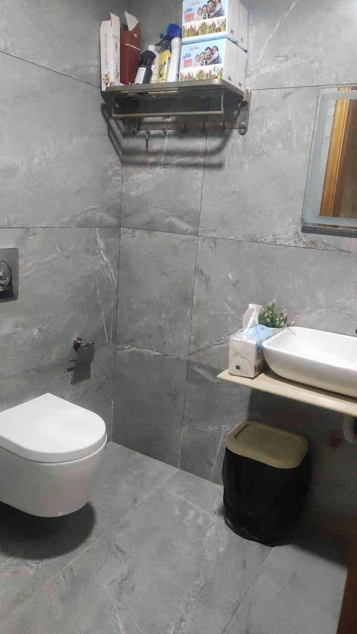 شقة للبيع داخل مجمع جوهرة المحيط 
الموقع: مدينة الكاظمية، خلف مديرية المرور.
**تفاصيل الشقة:**
* المساحة: 180 متر مربع.
* صالة استقبال معزولة مع جلسة عائلية.
* مطبخ كبير (4.5 متر × 3 متر) مجهز بكاونتر.
* 3 غرف نوم، إحداها ماستر سويت بحمام خاص.
* حمام للضيوف معزول.
* حمام كبير للعائلة.
* 2 بالكون.
* إطلالة جميلة جدًا على البساتين.

**الخدمات:**
* مصعدان للأشخاص، ومصعد ثالث للخدمات.
* كل طابق يحتوي على منظومة إطفاء حريق إلكترونية.
* فتحة لرمي النفايات في كل طابق.
* ماء وكهرباء 24 ساعة.
* ملعب.
* مركز صحي.
* مواقف سيارات تحت الأرض وفوق الأرض.
* سكيورتي.
* جيم رياضي، مسبح، ومحلات تسوق.

للاتصال أو واتساب: ***********
الأمراء للعقار والاستثمار والتسويق العقاري.
نستقبل جميع عروضكم العقارية، للتواصل عبر واتساب.
