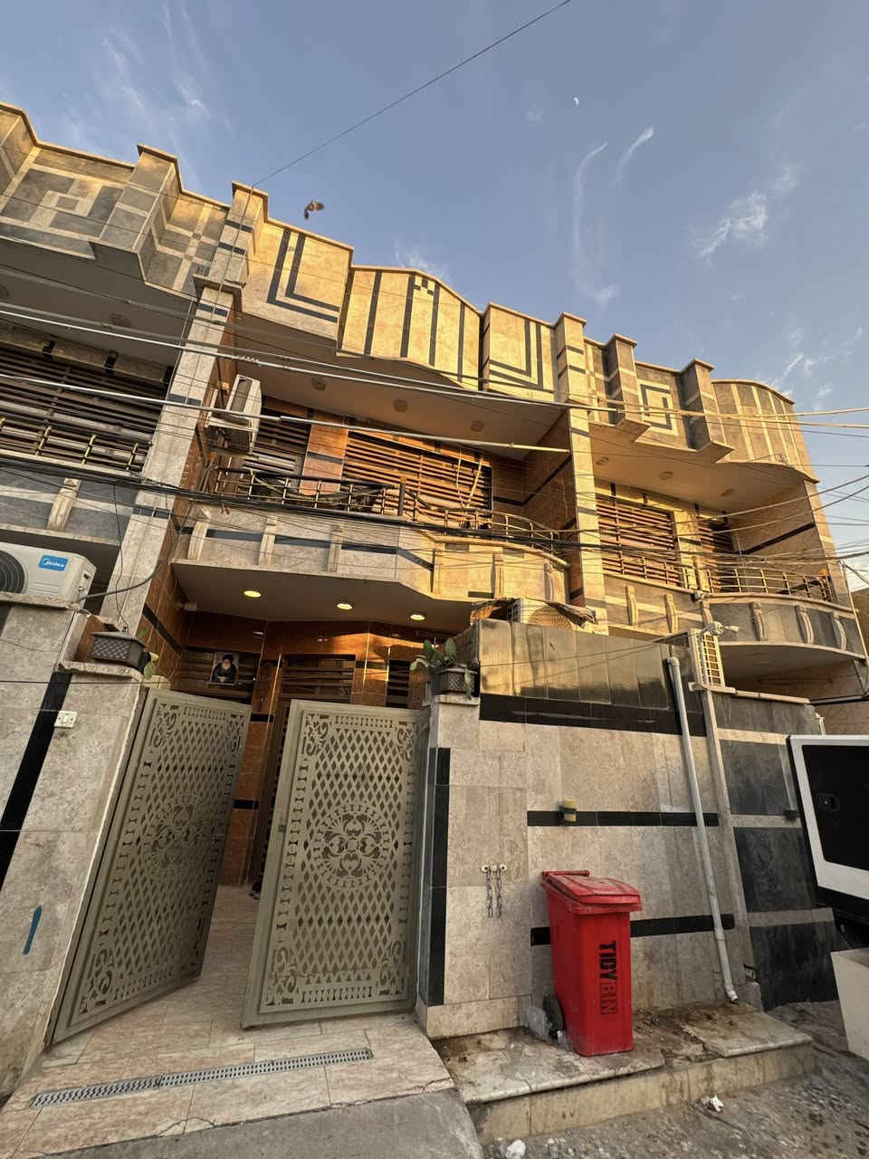 مشتمل للبيع في الطالبية قرب شارع الادارة واقتصاد او خلف شارع دكتور سعد مبارك

المساحه 100 م 
الواجهة 5 م 
النزال 20 م 

يحتوي على اربع غرف نوم واستقبال ومطبخ وخدمات خارجيه وداخلية 

#للاستفسار_مراجعه_مكتب_ارض_الرافدين_للعقار

*********** 
***********
