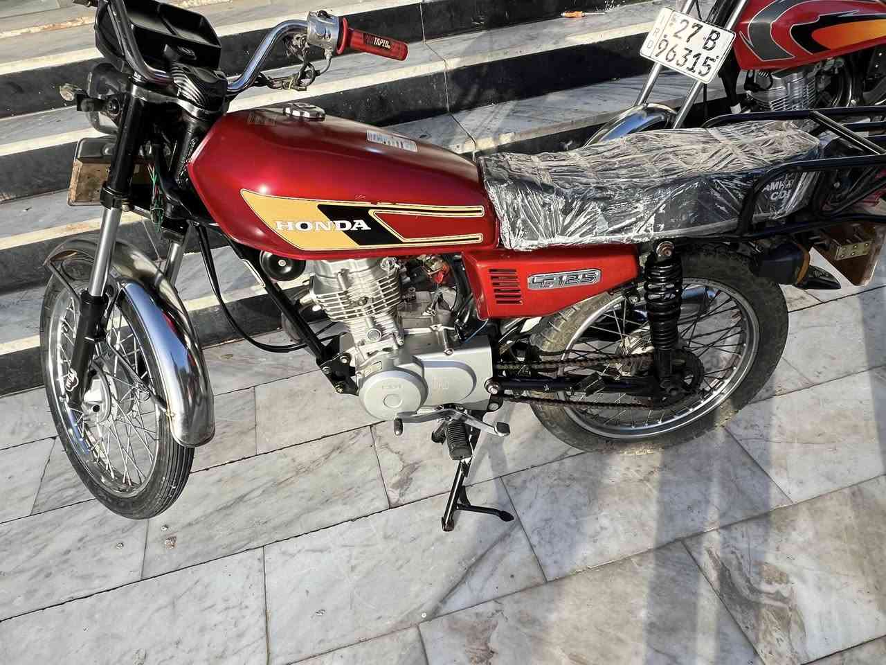 سلام عليكم دراجتين مرقم للبيع ثنينهن موديل 2020 وحده سنويته تنتهي 2029 وحدع 2028 التانكيه مال هونده مفتوحه بس ولفات مكينه 24 وثانيه مكينه 24 مامفتوحه سعر وحده جوه سوك 1350 جاي ينشرون ب 1500 وفوك انا جو سوك
مكاني ناصريه اريدو 

‭0777 081 6555‬
