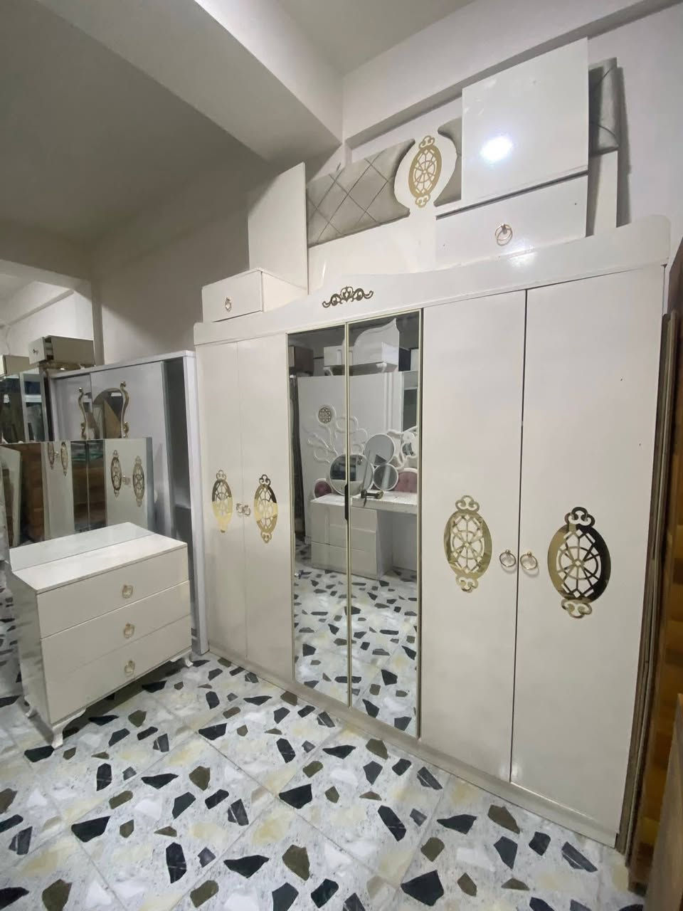 السلام عليكم غرف نوم اللبيع من 300 إلى 500
*********** متواجد عل واتساب
