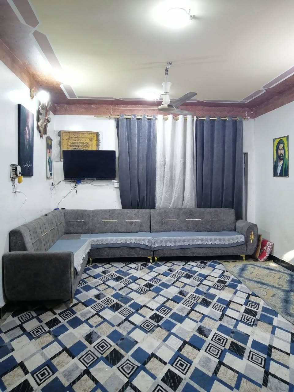 السلام عليكم
دار للبيع يقع في حي الحسين قرب دار المرحوم ثائر رنو
المساحه الكليه 250 م
جنس العقار طابو صرف سند تحويل مباشر للمشتري 
البناء طابقين طابوق ارضيه كاشي والسطح فرشي 
يتكون من:
3 غرف نوم الأرضي غرفه 4×5
الطابق الثاني غرفتين 4×5 + حمام
استقبال 6×4
صاله 8×4
مطبخ 5×5
صحيات داخليه وخارجيه
باقي التفاصيل تفضل للمراسله أو الاتصال على الرقم
***********

ملاحظه على المبادره ما ابيع
