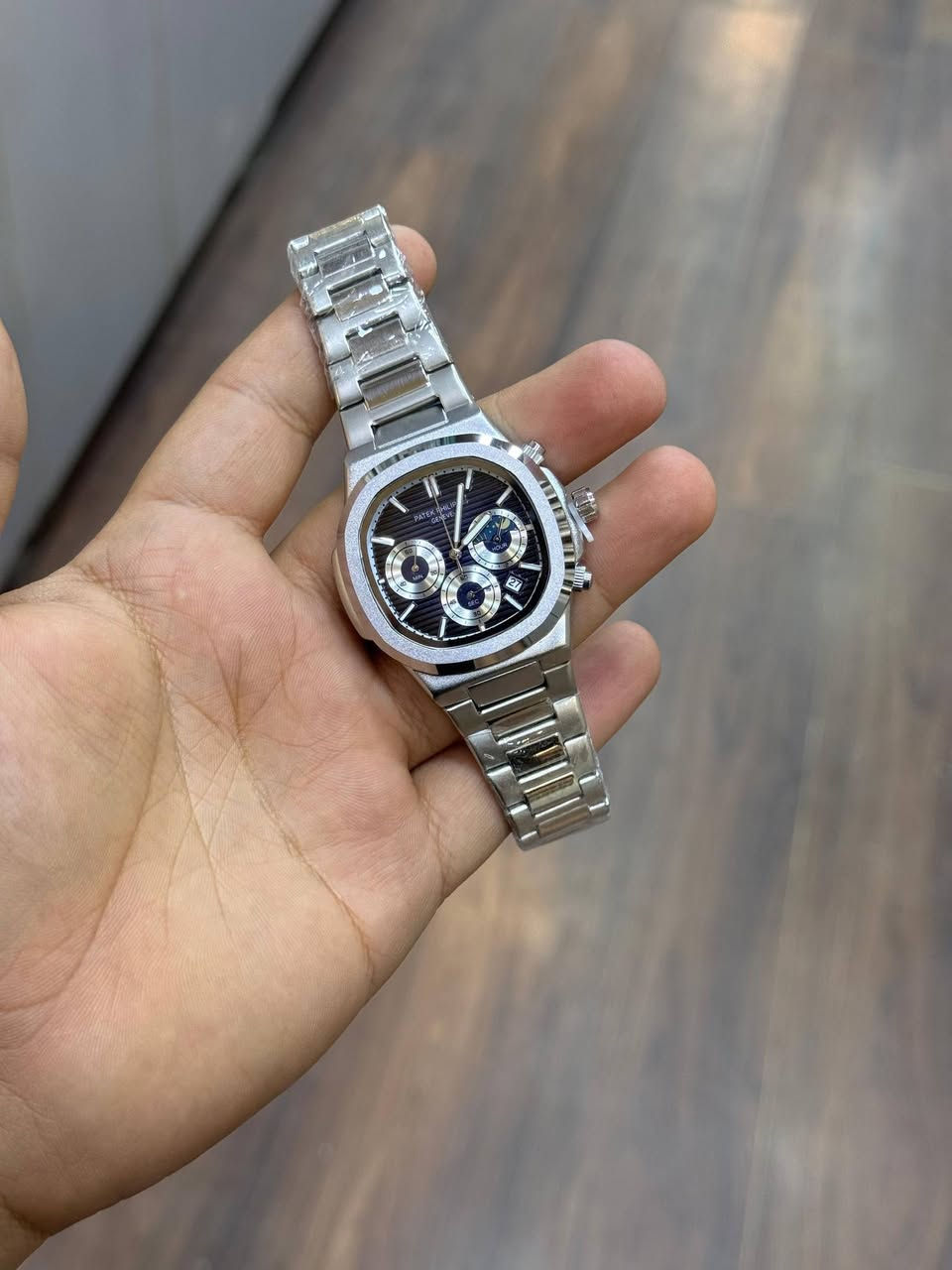 قمة الفخامة السويسرية بين يديك ✨

​لا تكتمل الأناقة إلا بتفاصيل تعكس شخصيتك. نقدم لكم أرقى موديلات Patek Philippe، الساعة التي لا تقتصر وظيفتها على معرفة الوقت، بل هي استثمار للأجيال.

​المميزات:

​تصميم أيقوني يجمع بين العصرية والكلاسيكية.
​دقة متناهية في الحركة والأداء.
​خامات فاخرة تمنحك شعوراً لا يوصف بالتميز.
​تتوفر الآن في المتجر بأسعار تنافسية. كن أنت صاحب البصمة الأنيقة في كل مكان.
ضمان المكينة سنة كاملة 
​📍 الموقع: النجف الاشرف
📥 للطلب أو الاستفسار: راسلنا عبر الخاص.


**إذا كنت صاحب هذا الإعلان وتريد حذفه لأي سبب، رجاءا أرسل رسالة إلى الدعم الفني**