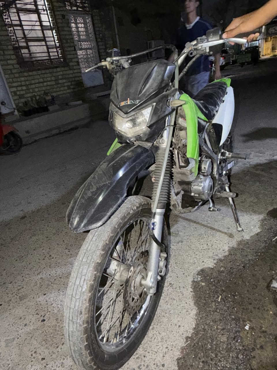 قفاز كاوكسي ياباني للبيع مكينه 250cc دراجه نكره مكينه مكفوله برغي ممفتوح بيه بجيس نقص فقط بريك خلفي دراجه تايرات جديده دبلات جديده سعره 950 وبيه مجال بسيط سرعه 160 شلعه ومعدل بيه مكاتبه ومنفيس مكاني بغداد رقمي *********** متواجد واتساب وفيس واتصال هم
